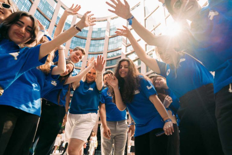 Comunitatea Energetică Europeană revine cu o nouă ediție a premiilor Just Transition Young Voices. Scrie despre tranziția verde și câștigă un stagiu la Viena